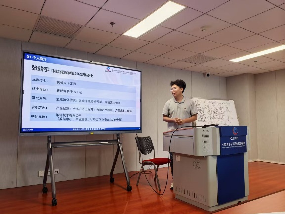 说明: 人在房间内玩体感游戏描述已自动生成