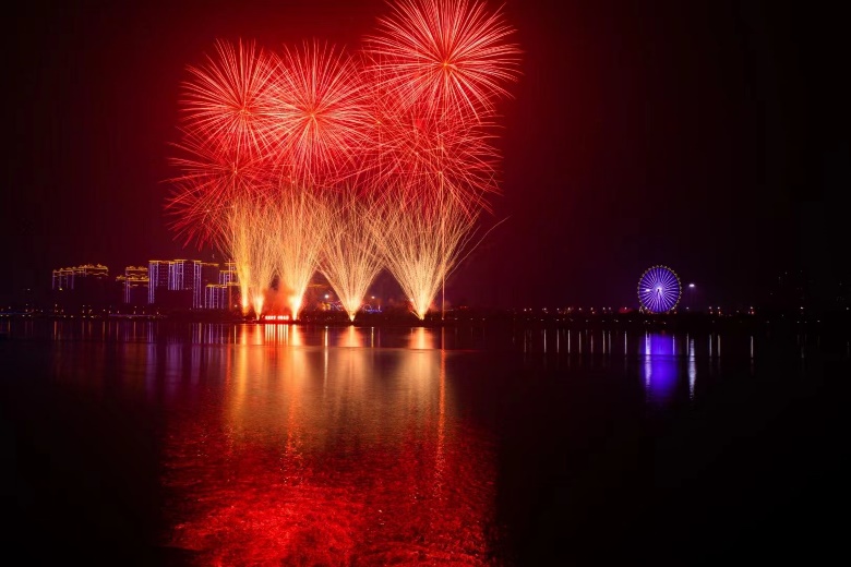 说明: 水上有烟花描述已自动生成