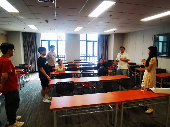 说明: 厨房里的人们描述已自动生成