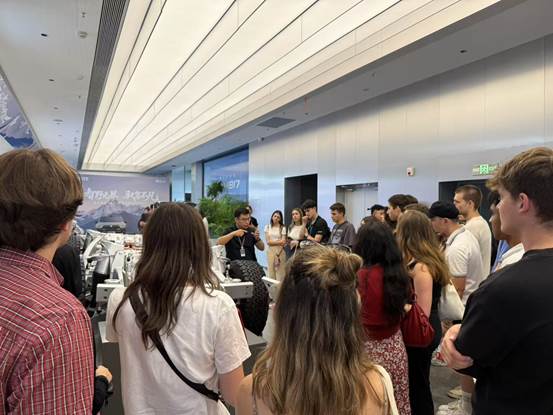 一群人站在室内 AI 生成的内容可能不正确。