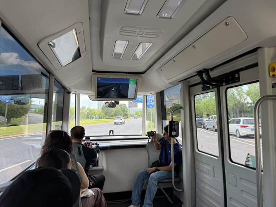 地铁车厢里的人 AI 生成的内容可能不正确。