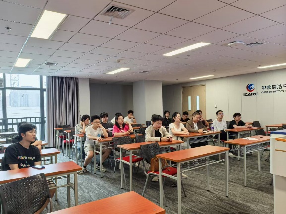 说明: 一群人在餐厅里描述已自动生成