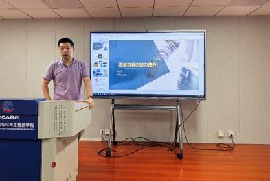 说明: 人站在电视前玩游戏中度可信度描述已自动生成